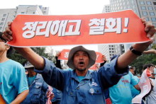 On day 2 of the "Hope Assembly," Hanjin workers head to Seoul Hanjin headquarters bearing signs reading "Withdraw Mass Dismissals!" Photo: June Shin (KMWU)
